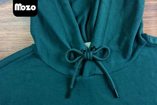 Cách buộc dây áo hoodie 2